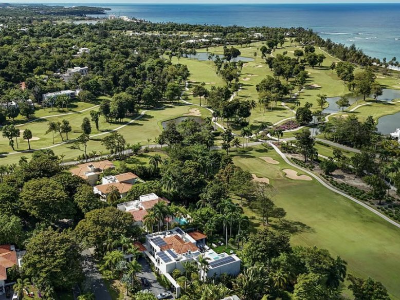 Vista aérea de la costa y el campo de golf de Dorado